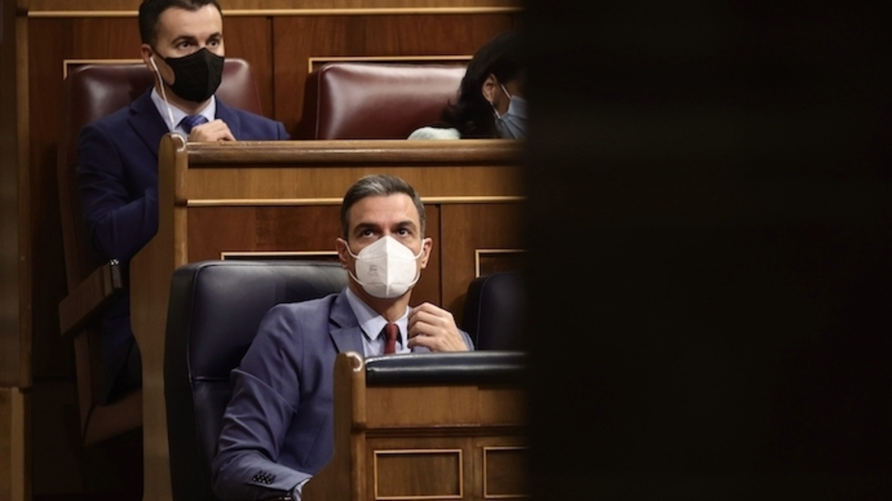 El presidente del Gobierno, Pedro S&aacute;nchez, en una sesi&oacute;n de control al Gobierno en el Congreso de los Diputados, a 20 de octubre de 2021, en Madrid, (Espa&ntilde;a). En este pleno, marcado por el reciente d&eacute;cimo aniversario del fin de la banda terrorista ETA, el Ejecutivo central responde a las preguntas de la oposici&oacute;n sobre si sus medidas adoptadas en el &aacute;mbito social y econ&oacute;mico --lo que llamaron 'escudo social'-- durante la pandemia no dejaron a nadie a atr&aacute;s. Asimismo, los Presupuestos Generales del Estado 2022; una posible declaraci&oacute;n de condena del PP a ETA; y la seguridad de los barrios y ciudades de Espa&ntilde;a, tambi&eacute;n marcan este pleno, el primero tras el acuerdo alcanzado por el Gobierno y el PP para actualizar los &oacute;rganos constitucionales caducados salvo el Consejo General del Poder Judicial.
20 OCTUBRE 2021;ETA;CONGRESO;SESION;PP;RENOVAR ORGANOS CADUCADOS
Eduardo Parra / Europa Press
20/10/2021