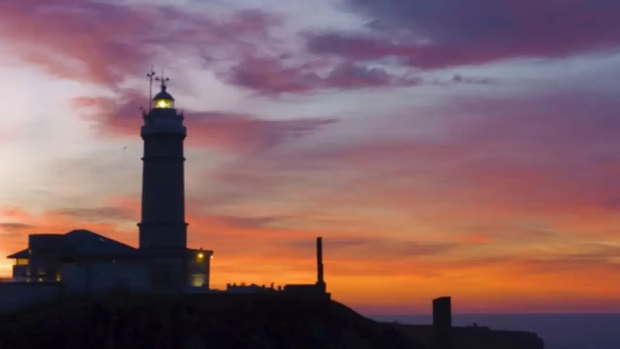 Vista del El Faro de Cabo Mayor preside la entrada a la Bah&iacute;a de Santander.