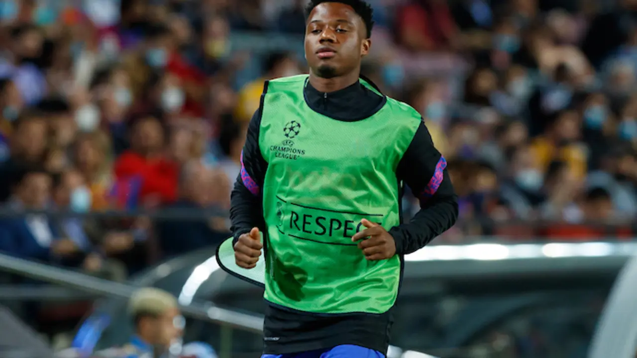 Ansu Fati, del Barcelona, calienta en la banda durante el partido de f&uacute;tbol del Grupo E de la UEFA Champions League entre el FC Barcelona y el FC Dynamo Kyiv en el estadio Camp Nou. Foto: David Ram&iacute;rez/DAX v&iacute;a ZUMA Press Wire/dpa
David Ram&iacute;rez / DAX v&iacute;a ZUMA Press / DPA
20/10/2021 S&Oacute;LO PARA USO EN ESPA&Ntilde;A