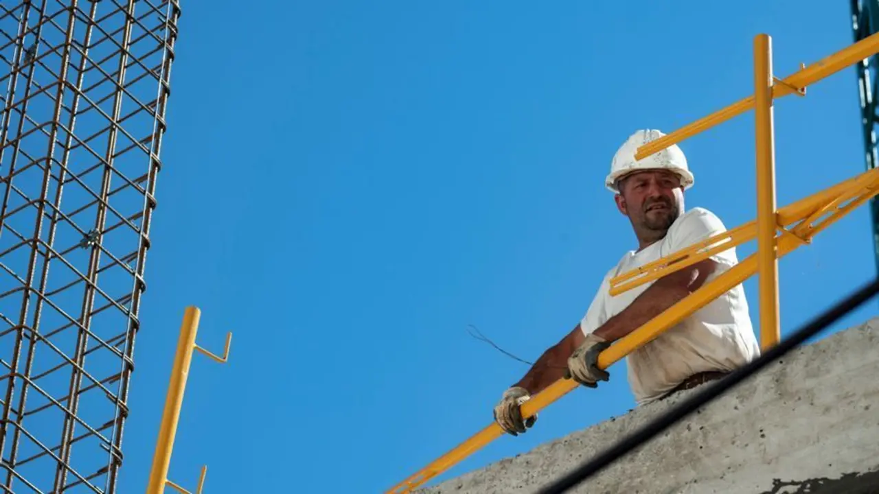 Un operario de la construcci&oacute;n.