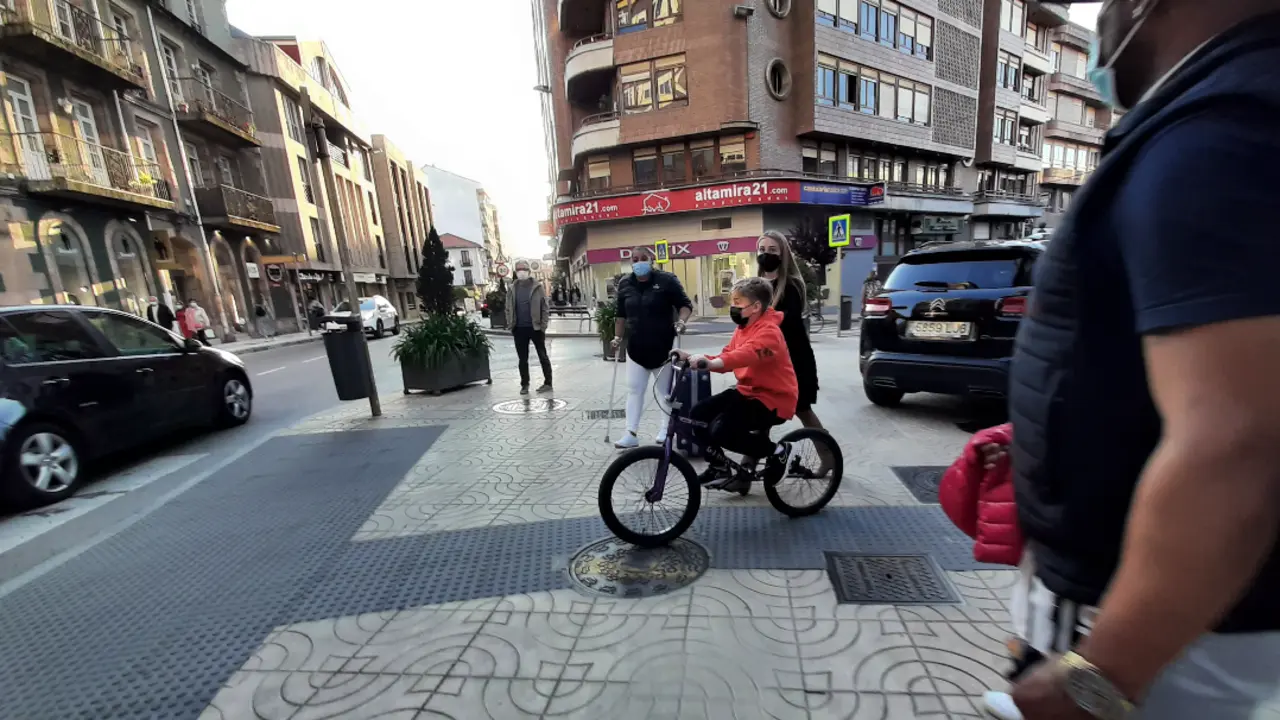 Varias personas por el centro de Torrelavega. / S. DIAZ