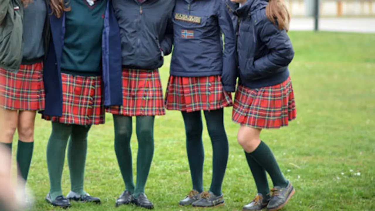 Varias ni&ntilde;as en el colegio.