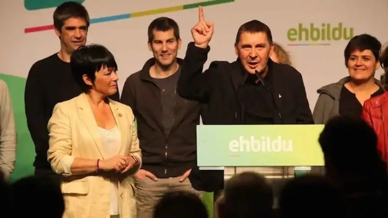 Arnaldo Otegi junto a varios diputados de EH Bildu en el Parlamento Vasco. EP