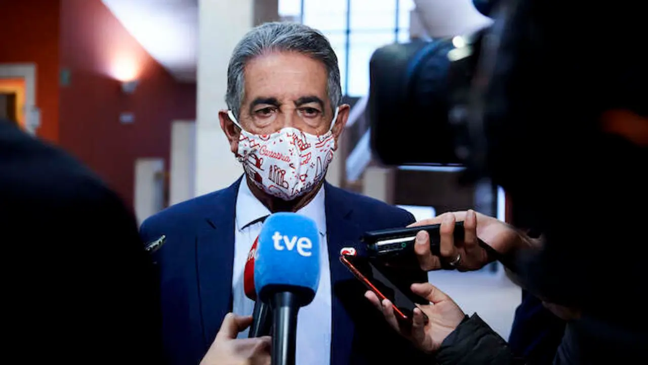 El presidente de Cantabria, Miguel &Aacute;ngel Revilla, ofrece declaraciones a los medios de comunicaci&oacute;n a su llegada a la inauguraci&oacute;n de la jornada 'El hidr&oacute;geno en la transici&oacute;n energ&eacute;tica. Ciencia e investigaci&oacute;n para la competitividad empresarial', en el Paraninfo de la Universidad de Cantabria, a 6 de octubre de 2021, en Santander, Cantabria (Espa&ntilde;a). Despu&eacute;s de la sesi&oacute;n inaugural, tendr&aacute;n lugar tres mesas de debate en torno a iniciativas empresariales vinculadas al hidr&oacute;geno verde, la investigaci&oacute;n en torno a esta fuente de energ&iacute;a y el papel, en este sentido, de las universidades y los centros de investigaci&oacute;n, adem&aacute;s de tratar el reto de la financiaci&oacute;n de iniciativas empresariales vinculadas al sector. El evento est&aacute; organizado por la Universidad de Cantabria (UC), Enag&aacute;s y Banco Santander.
06 OCTUBRE 2021;SANTANDER;CANTABRIA;UC;ENAG&Aacute;S;BANCO SANTANDER;JORNADA;HIDR&Oacute;GENO
Juan Manuel Serrano Arce / Europa Press
6/10/2021