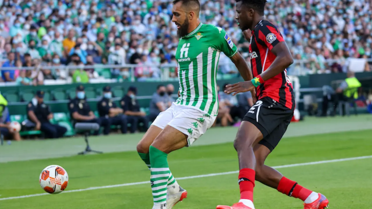 Borja Iglesias (izq.), del Real Betis, y Edmond Tapsoba, del Leverkusen, luchan por el bal&oacute;n durante el partido de f&uacute;tbol del grupo G de la UEFA Europa League entre el Real Betis Balompi&eacute; y el Bayer 04 Leverkusen en el estadio Benito Villamar&iacute;n. Foto: Jos&eacute; Luis Contreras/DAX v&iacute;a ZUMA Press Wire/dpa
Firma
Jose Luis Contreras / DAX v&iacute;a ZUMA / DPA - S&oacute;lo para uso en Espa&ntilde;a