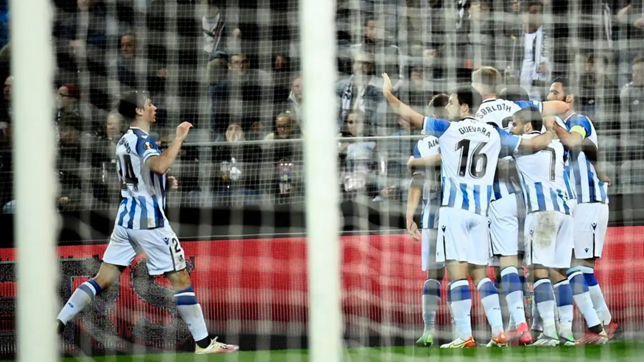 Real Sociedad's players celebrate after scoring the 0-1 goal during the UEFA Europa League group stage soccer match between Sturm Graz and Real Sociedad in Graz, Austria, 21 October 2021. EFE/EPA/CHRISTIAN BRUNA