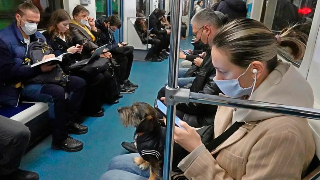 Pasajeros con m&aacute;scaras protectoras viajan en un metro durante la pandemia de coronavirus en Mosc&uacute;, Rusia, 21 de octubre de 2021. El presidente ruso Putin aprob&oacute; una semana no laborable del 30 de octubre al 7 de noviembre en Rusia para frenar la r&aacute;pida propagaci&oacute;n de la infecci&oacute;n por coronavirus. (Rusia, Mosc&uacute;) EFE/EPA/MAXIM SHIPENKOV
