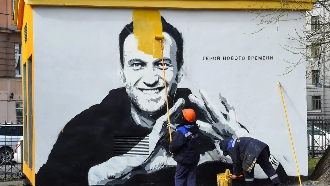 Un trabajador municipal tapa con pintura un mural con el retrato del opositor Alex&eacute;i Navalni, este mi&eacute;rcoles en San Petersburgo.
OLGA MALTSEVA (AFP)