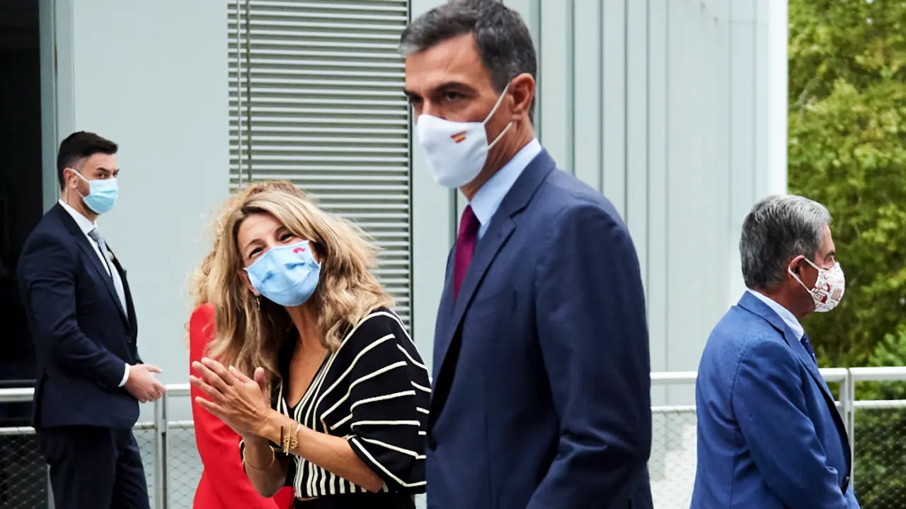 La vicepresidenta segunda del Gobierno y ministra de Trabajo, Yolanda D&iacute;az, y el presidente del Gobierno, Pedro S&aacute;nchez y Revilla en su visita a Cantabria. / Arce / E. Press