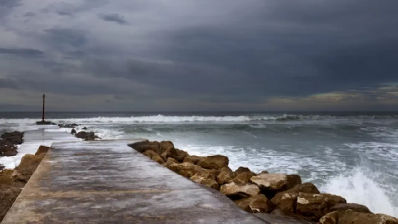 Vista del paseo en Suances, Cantabria.