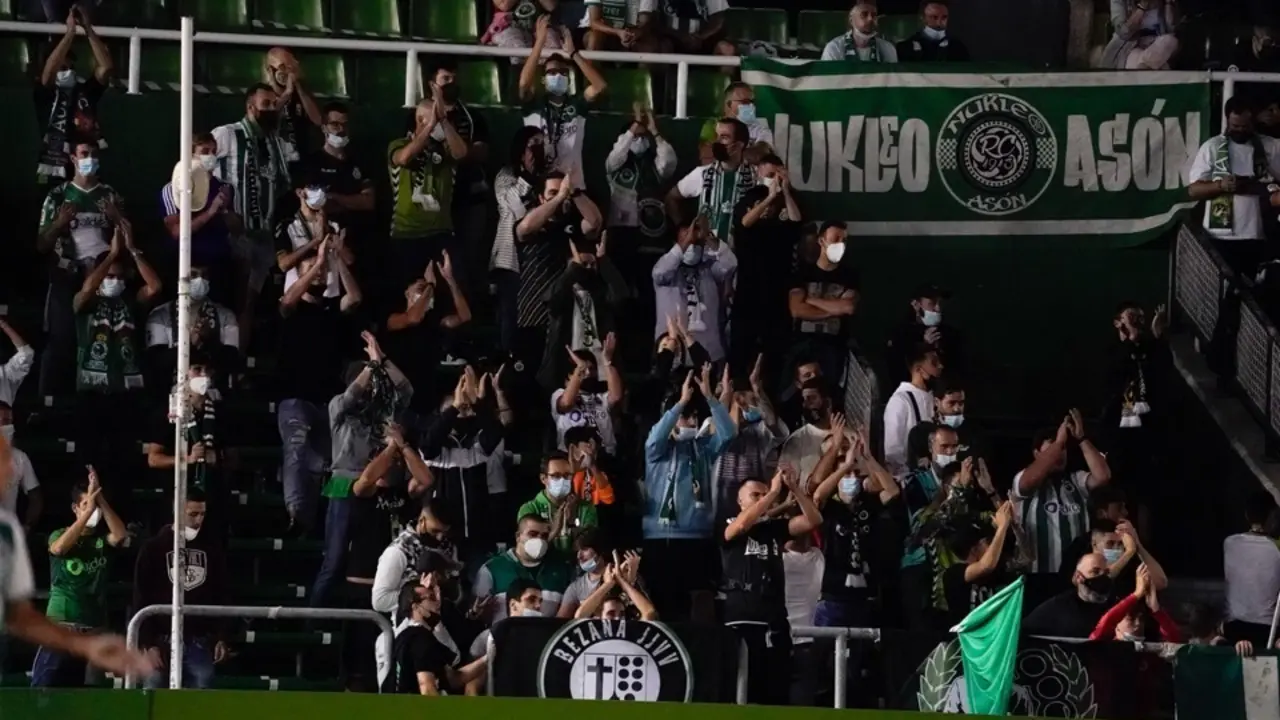 Los aficionados del Racing volver&aacute;n a acudir a la grada sin restricciones de espacio. / Hardy