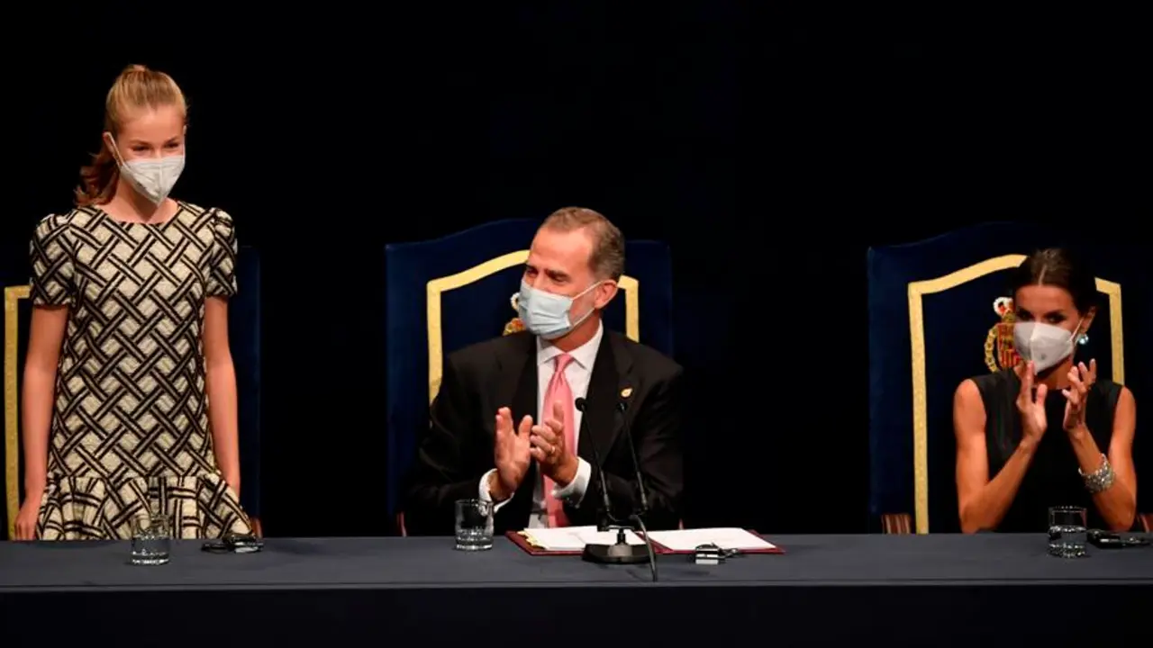 El rey Felipe VI (c), la reina Letizia (d) y la princesa Leonor (i) durante la ceremonia de entrega de los Premios Princesa de Asturias, celebrada este viernes en el Teatro Campoamor de Oviedo. EFE/ Eloy Alonso