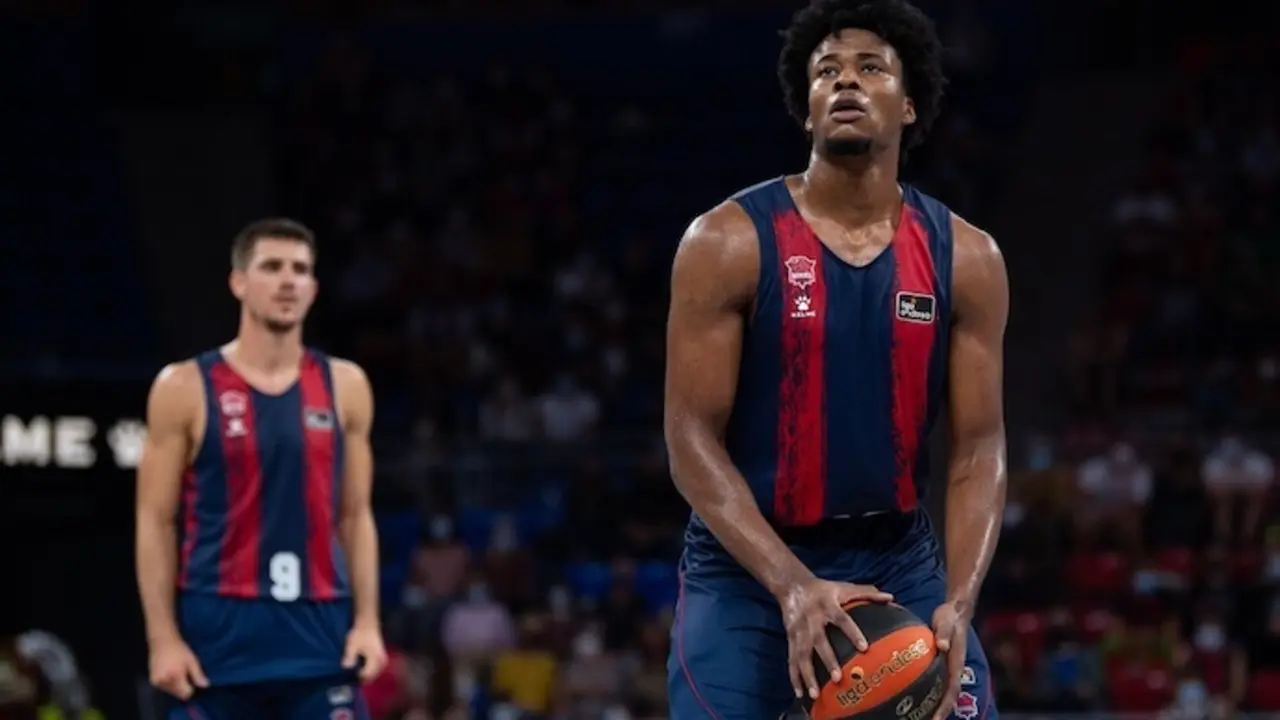 El jugador de Baskonia Steven Enoch. ACB PHOTO / A. BOUZO