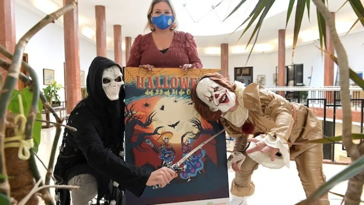 La concejal de cultura Lorena Guti&eacute;rrez presenta la jornada de Hallloween en Santander. / ALERTA