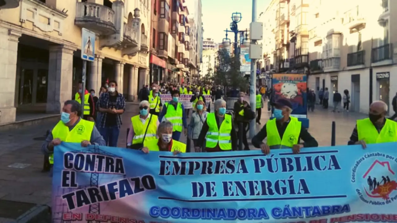 La marcha durante su paso por la calle Burgos en Santander.