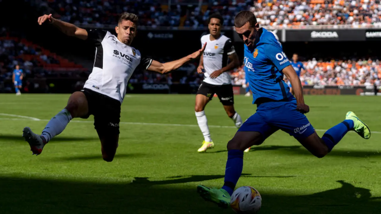 23 October 2021, Spain, Valencia: Valencia's Gabriel Paulista (L)&nbsp;and Mallorca's Brian Olivan battle for the ball during the Spanish La Liga soccer match between Valencia CF and RCD Mallorca at Mestalla stadium Photo: Xisco Navarro/SOPA Images via ZUMA Press Wire/dpa
Xisco Navarro / SOPA Images via ZU /  DPA
23/10/2021 ONLY FOR USE IN SPAIN