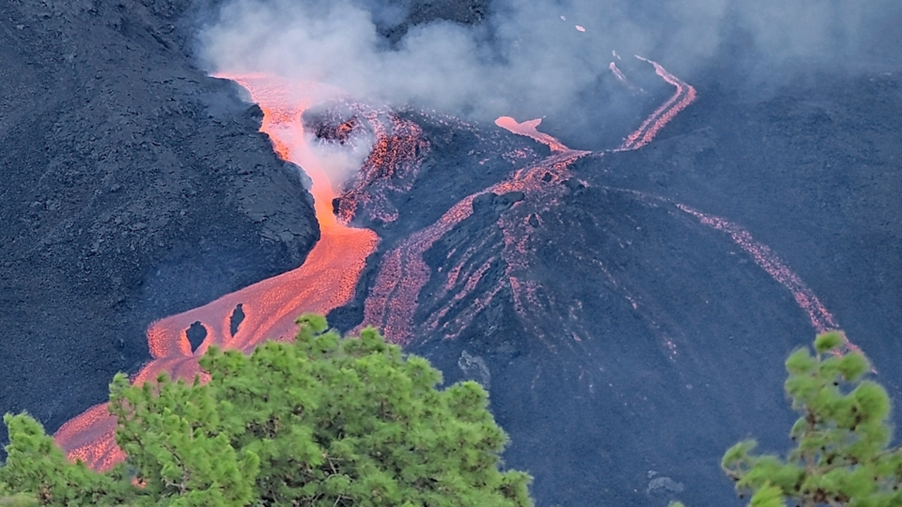 Vista de las coladas de lava que expulsa el volc&aacute;n en Cumbre Vieja. / EFE