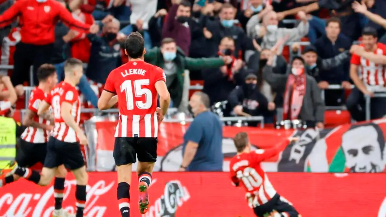 Iker Muniain (i) celebra el 2 1 del Athletic Club ante el Villarreal en el estadio de San Mam&eacute;s. Foto: EFE/Luis Tejido