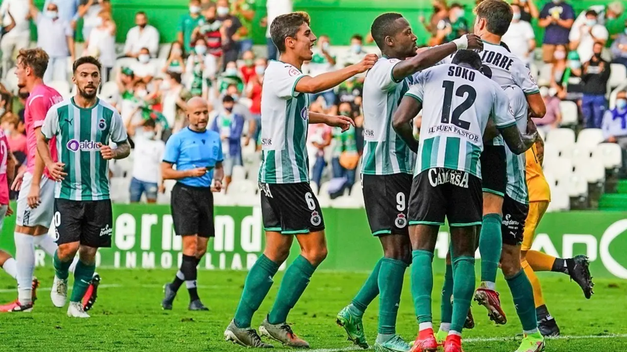 Los jugadores del Racing celebran un gol en Los Campos de Sport. / Hardy