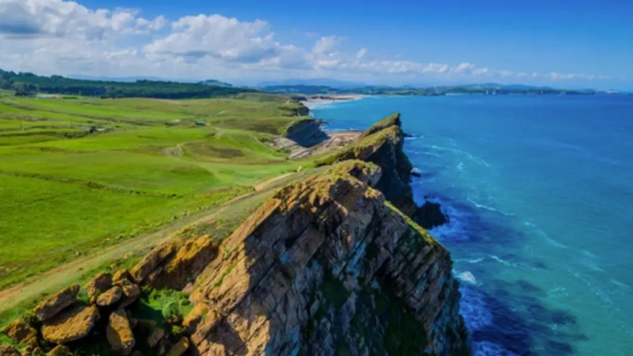 Incre&iacute;bles acantilados en la costa cerca del pueblo de Liencres. Cantabria. Costa norte de Espa&ntilde;a
