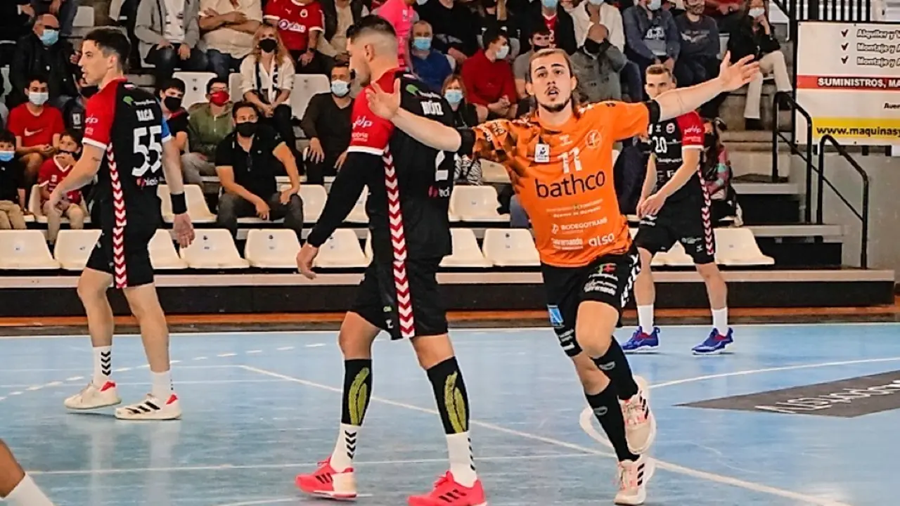 Los torrelaveguenses se llevaron el primer derbi c&aacute;ntabro en ASOBAL, desde hace 35 a&ntilde;os, con una victoria en La Albericia ayer,
ante un Sinf&iacute;n que se vio superado pr&aacute;cticamente de inicio a fin. / HARDY