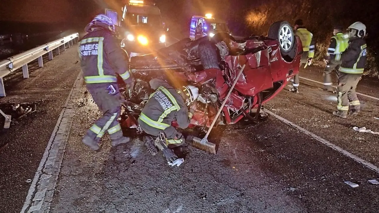 Los bomberos junto a uno de los veh&iacute;culos accidentados. / 112