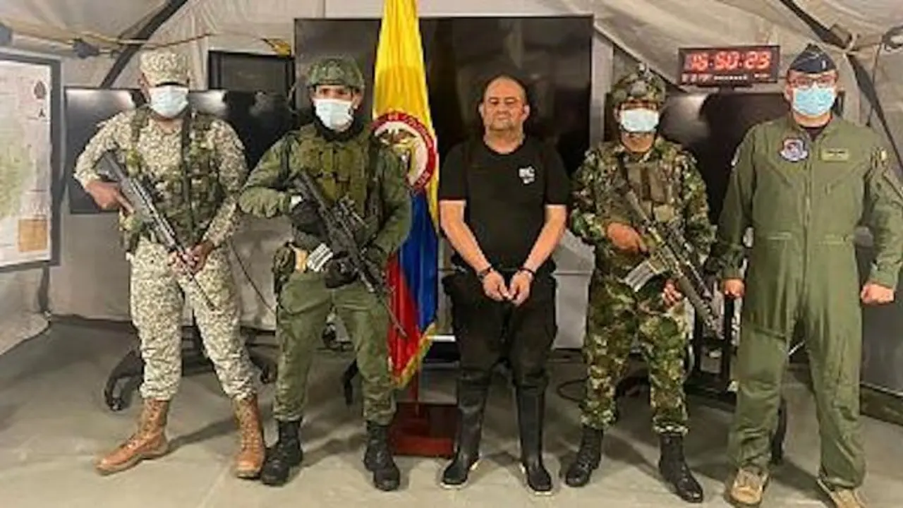 Rodeado de militares y fot&oacute;grafos. As&iacute; exhibe Colombia el triunfo. El pa&iacute;s acaba de apresar a "Otoniel", el narcotraficante m&aacute;s buscado del pa&iacute;s. El jefe del Clan del Golfo ha sido capturado en Cerro Yoki, en el departamento de Antioquia, tras m&aacute;s de 6 a&ntilde;os burlando la persecuci&oacute;n de polic&iacute;as y militares.
