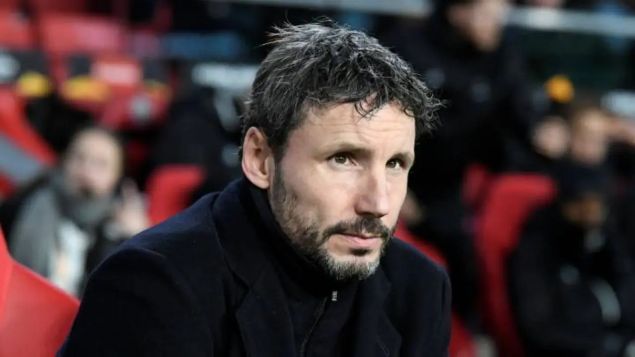 El entrenador Mark van Bommel.