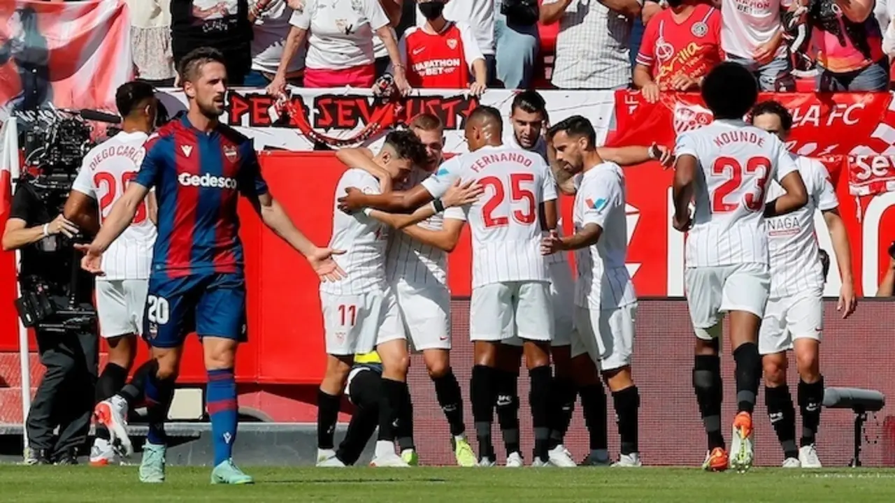 El delantero del Sevilla Rafa Mir (4d) celebra con sus compa&ntilde;eros el tanto ante el Levante durante el partido de LaLiga disputado este domingo en el estadio Sanchez Pizju&aacute;n de Sevilla | EFE