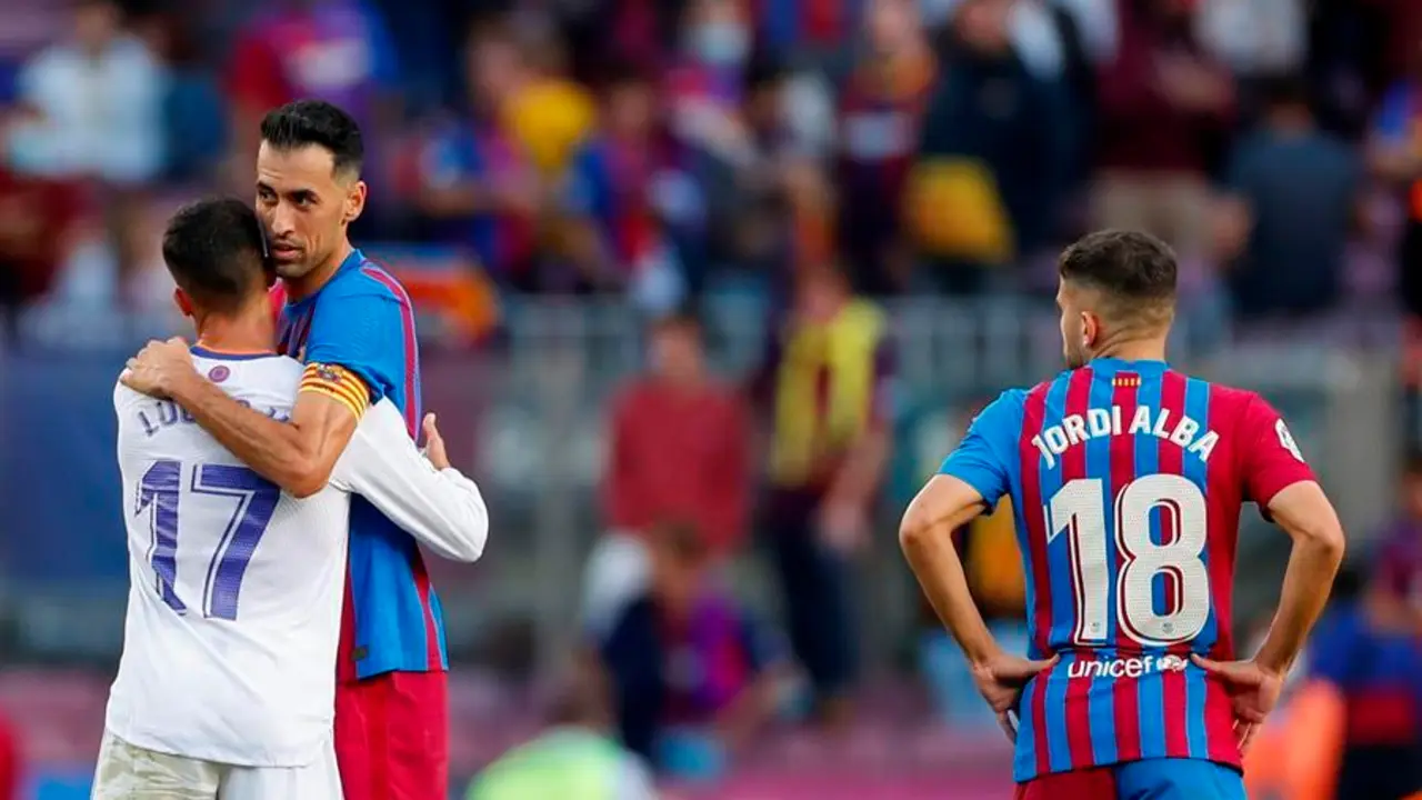 El defensa del REal Madrid Lucas V&aacute;zquez (i) es felicitado por el jugador del FC Barcelona Sergio Busquets en el partido de la d&eacute;cima jornada de Liga que disputan FC Barcelona y el Real Madrid este domingo en el estadio Camp Nou de Barcelona. EFE/Alberto Estevez