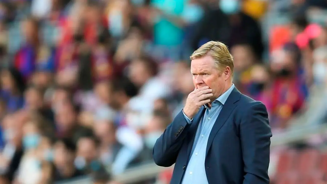 El entrenador del FC Barcelona Ronald Koeman durante el partido de la d&eacute;cima jornada de Liga que disputan FC Barcelona y el Real Madrid este domingo en el estadio Camp Nou de Barcelona. EFE/Enric Fontcuberta
