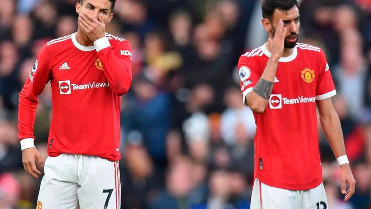 Los jugadores del Manchester United Cristiano Ronaldo (izq.) y Bruno Fernandes (der.) reaccionan durante el partido de f&uacute;tbol de la Premier League. / EFE/EPA/PETER POWELL