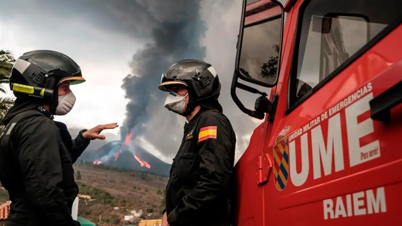 El cabo primero Abelardo Maqueda (d) y el cabo Guillermo Zancajo (i), est&aacute;n un d&iacute;a m&aacute;s junto al mirador de Tajuya, a donde se acercan cientos de personas a contemplar la erupci&oacute;n del volc&aacute;n de Cumbre Vieja, para vigilar la calidad del aire. Ellos y sus compa&ntilde;eros del Grupo de Intervenci&oacute;n en Emergencias Tecnol&oacute;gicas y Medioambientales (GIETMA), recorren hasta cuatro veces al d&iacute;a los r&iacute;os de roca fundida desde las faldas del volc&aacute;n de Cumbre Vieja hasta la desembocadura de la lava tomando muestras de gases, en doce puntos diferentes.EFE/&Aacute;ngel Medina G.