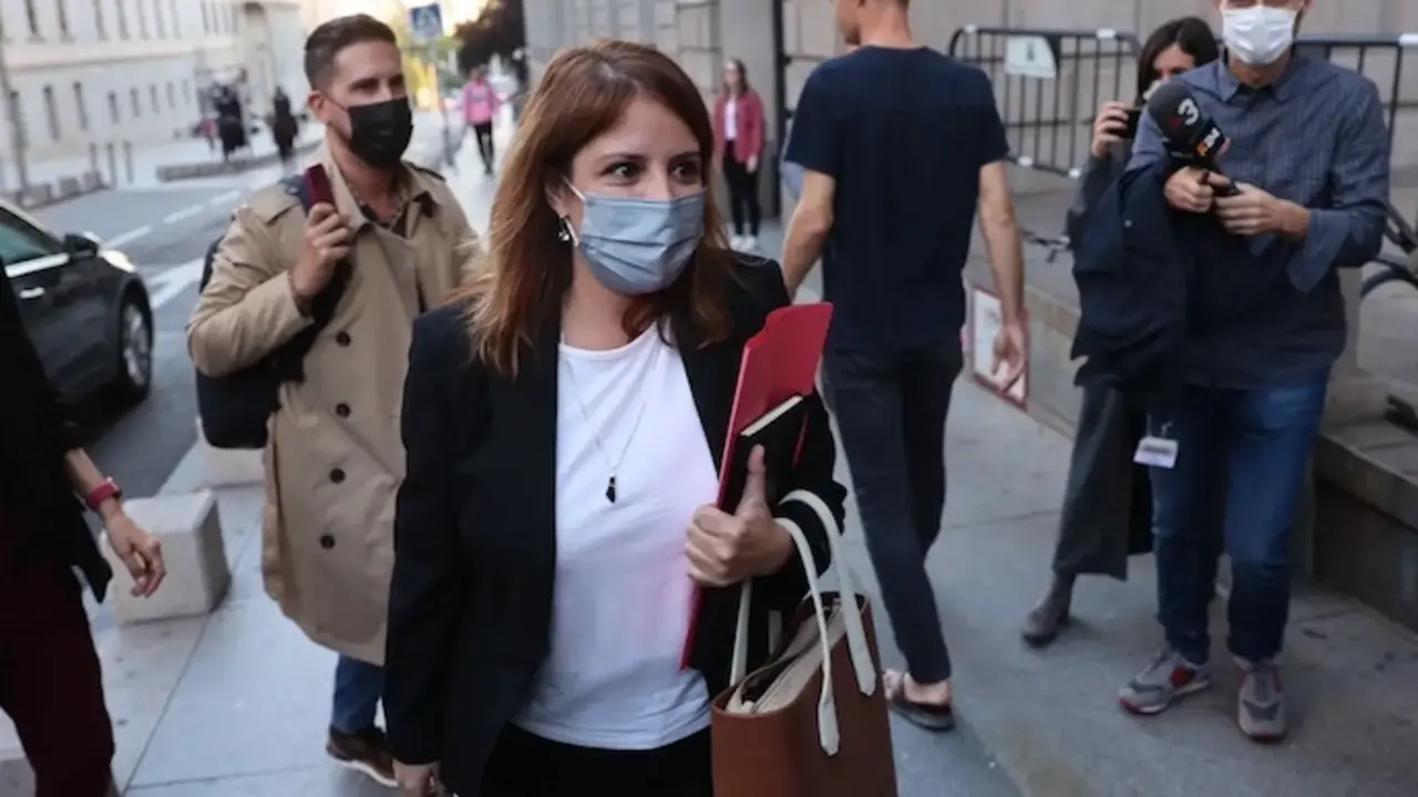 La diputada socialista Adriana Lastra a su llegada a la reuni&oacute;n este lunes en la mesa de seguimiento del Acuerdo gubernamental entre PSOE y Unidas Podemos. EFE/ Rodrigo Jim&eacute;nez