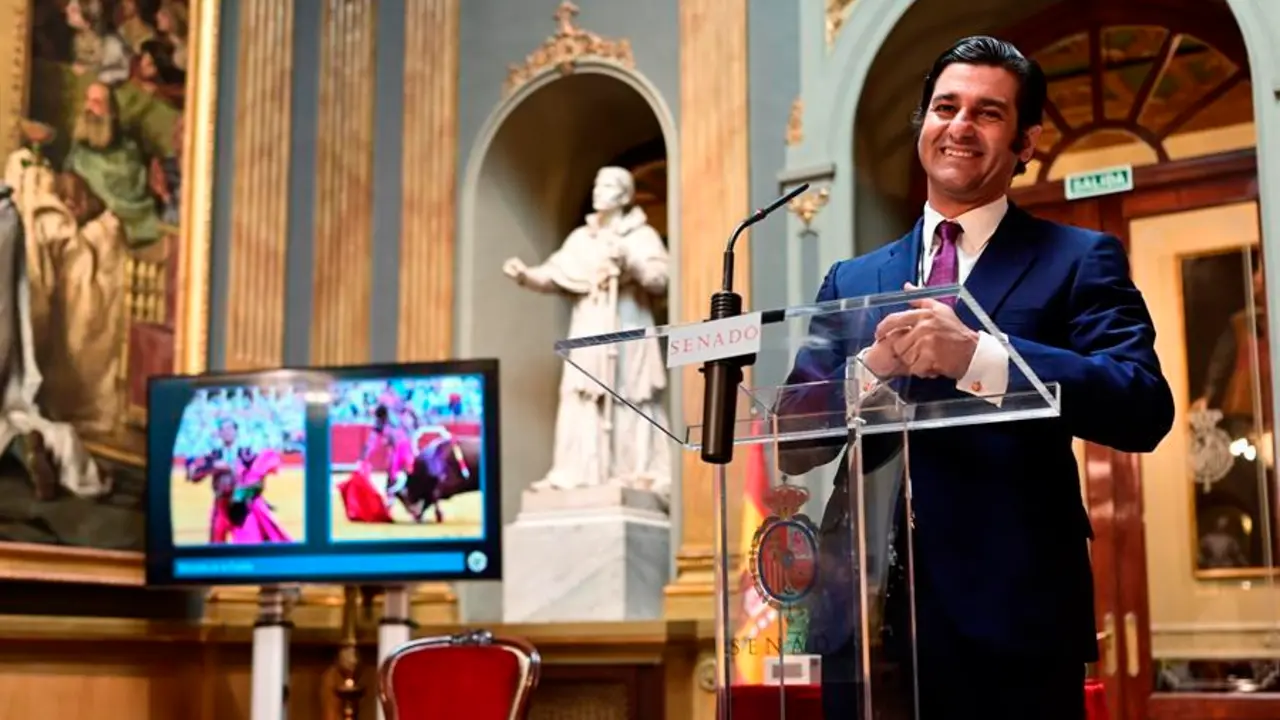 El torero Morante de la Puebla tras recibir el premio de figuras de la tauromaquia de los premios de la Asociaci&oacute;n Taurina Parlamentaria (ATP) durante un acto celebrado este lunes en el Senado. EFE/ V&iacute;ctor Lerena
