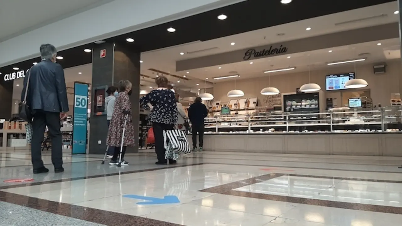 Varias personas esperan en l&iacute;nea en una pasteler&iacute;a en el Centro Comercial Valle Real. / ALERTA