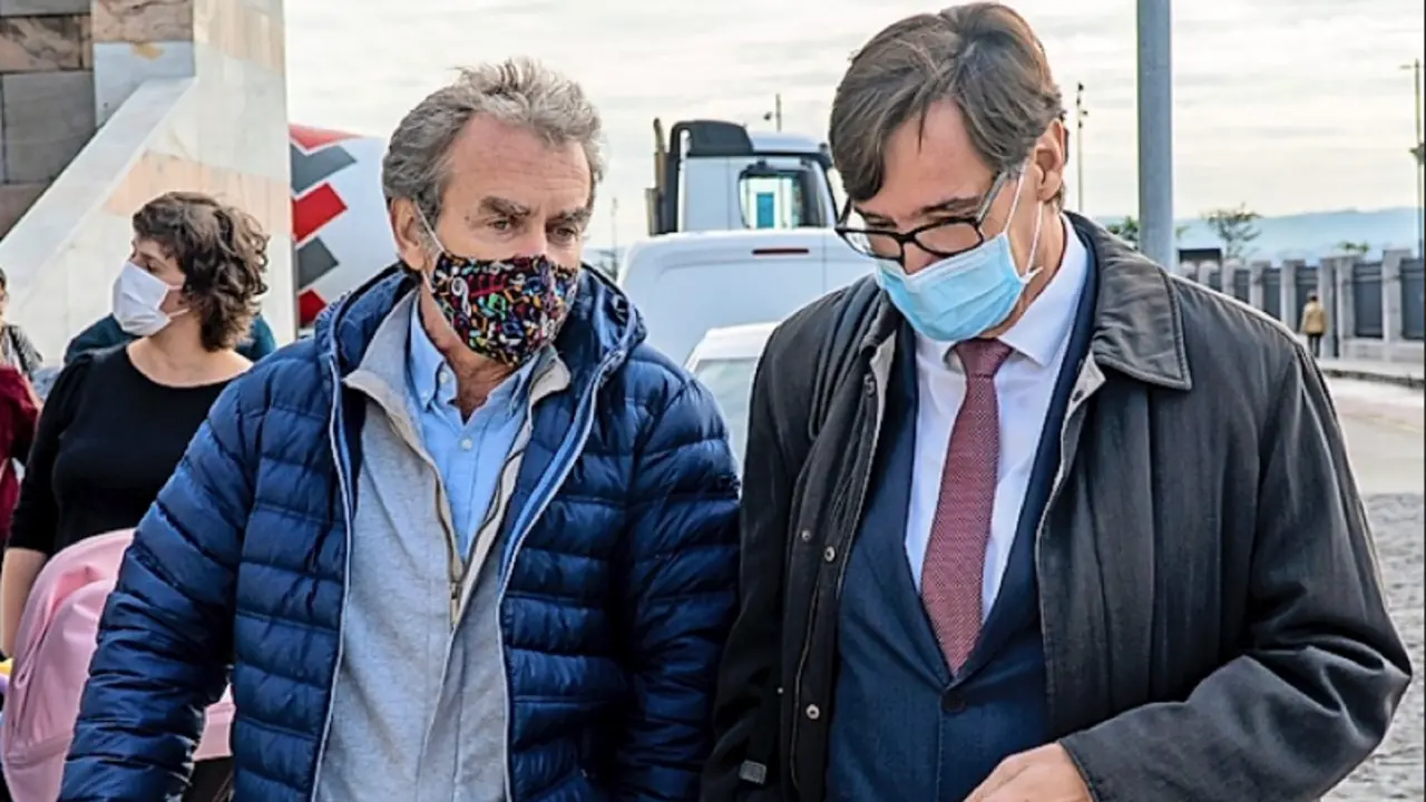 Fernando Sim&oacute;n y Salvador Illa, ayer a las puertas del Palacio de Festivales de Cantabria. / Rom&aacute;n G. Aguilera