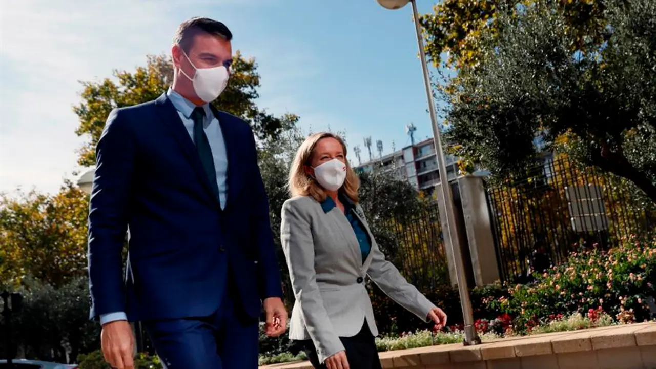 El presidente del Gobierno, Pedro S&aacute;nchez, junto a la vicepresidenta y ministra de Asuntos Econ&oacute;micos, Nadia Calvi&ntilde;o a su llegada a la clausura del seminario &ldquo;Monitoring the recovery: beyond GDP&rdquo;, este lunes en Madrid. EFE/ Mariscal