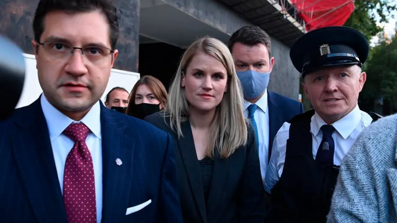 La denunciante de Facebook Frances Haugen (C) sale del Parlamento en Londres, Gran Breta&ntilde;a, el 25 de octubre de 2021. Frances Haugen estaba testificando ante los miembros del parlamento brit&aacute;nico en el Comit&eacute; Conjunto sobre el proyecto de ley de seguridad en l&iacute;nea. (Francia, Reino Unido, Londres) EFE/EPA/FACUNDO ARRIZABALAGA