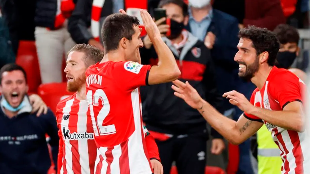El delantero del Athletic Ra&uacute;l Garc&iacute;a (d) celebra con Daniel Vivian tras marcar ante el Villarreal, durante el partido de Liga en Primera Divisi&oacute;n que disputan este s&aacute;bado en el estadio de San Mam&eacute;s, en Bilbao. EFE/Luis Tejido