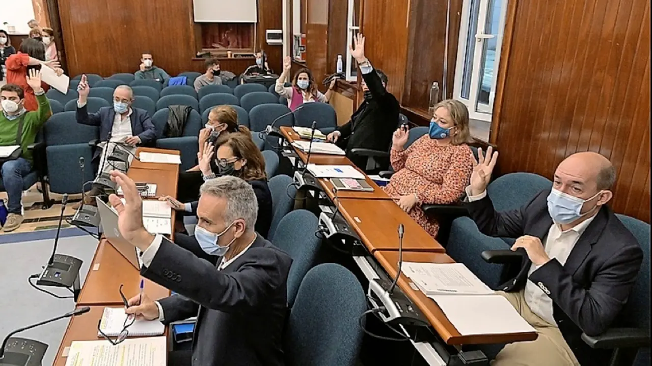 Votaci&oacute;n ayer en el Pleno de Santander. / ALERTA