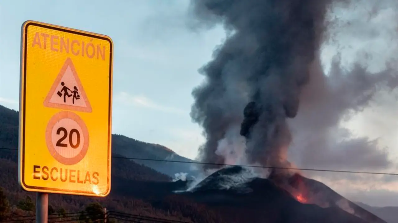 El Instituto Volcanol&oacute;gico de Canarias ha informado este martes de que el cono interno del volc&aacute;n de La Palma se ha derrumbado sobre s&iacute; mismo. EFE/ Miguel Calero