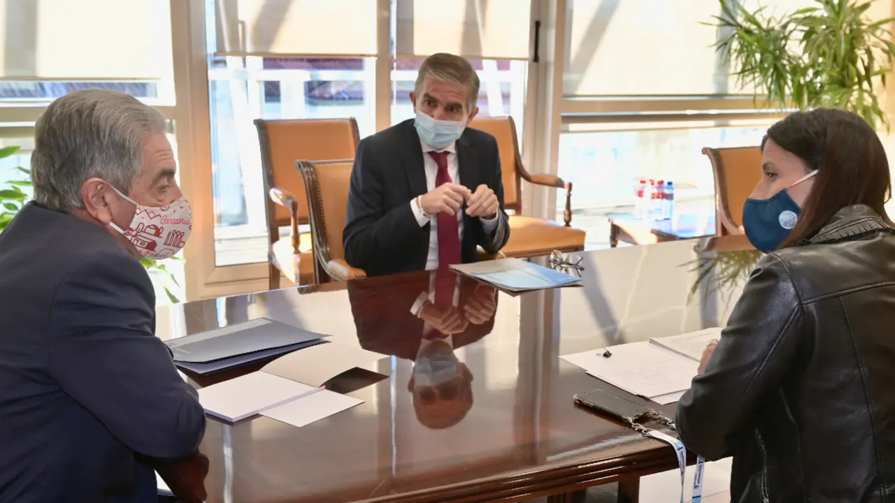 Revilla, C&eacute;sar D&iacute;az y Gema Igual durante su reuni&oacute;n. / ALERTA
