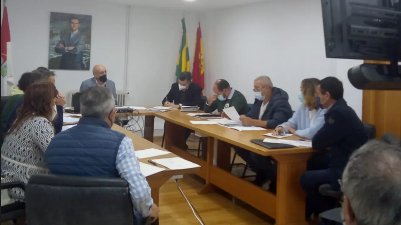 Vista del Pleno de Miengo donde se han aprobado los Presupuestos 2022. / ALERTA