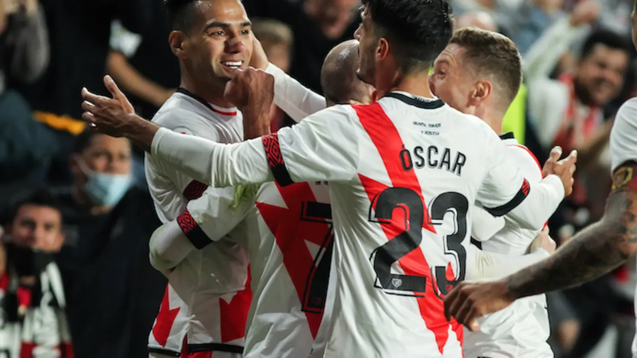 Radamel Falcao, del Rayo Vallecano, celebra un gol con sus compa&ntilde;eros durante el partido de f&uacute;tbol de La Liga que disputan el Rayo Vallecano y el FC Barcelona en el estadio de Vallecas el 27 de octubre de 2021 en Madrid, Espa&ntilde;a.
Fecha: 27/10/2021.
Firma
AFP7 / Europa Press - S&oacute;lo para uso en Espa&ntilde;a