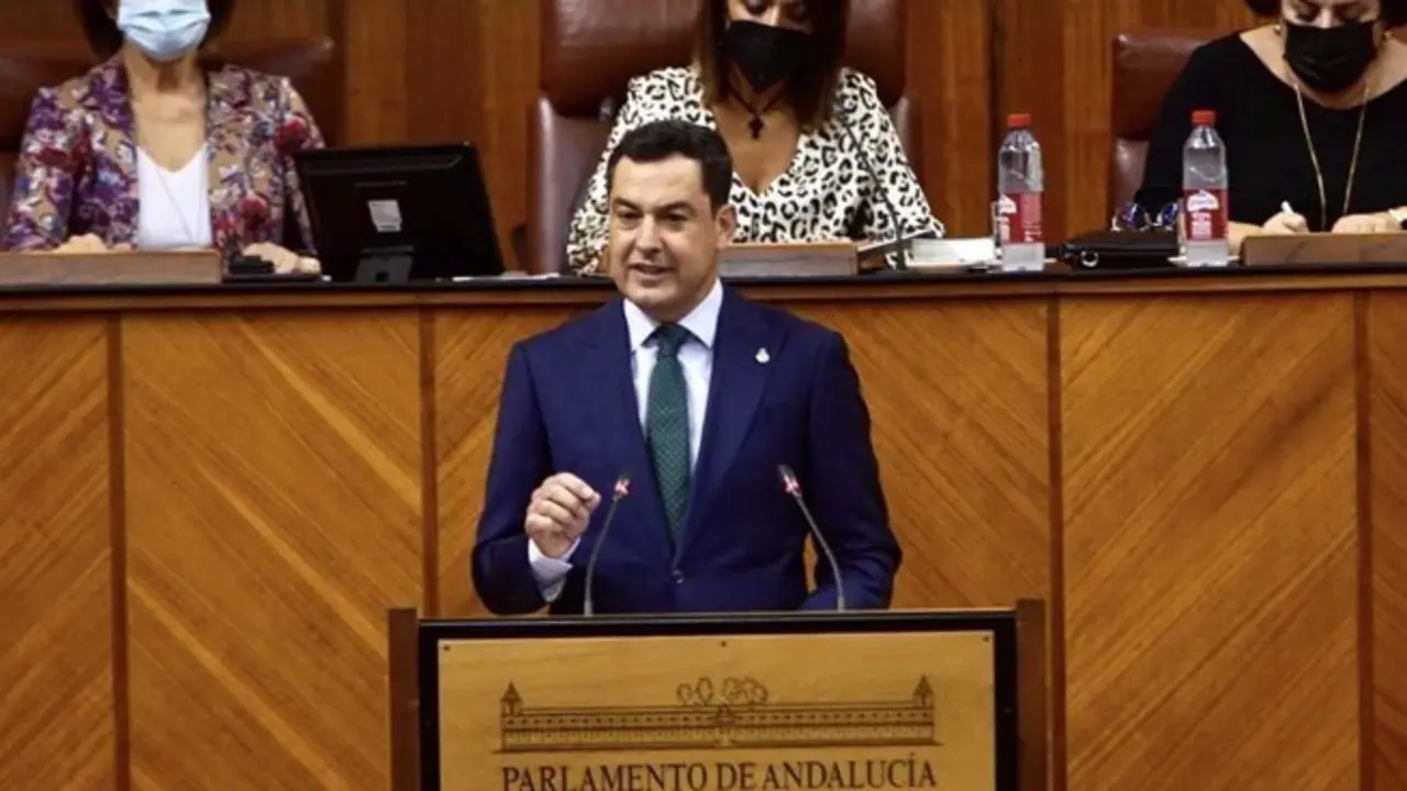 El presidente de la Junta de Andaluc&iacute;a, Juanma Moreno, este mi&eacute;rcoles durante su intervenci&oacute;n inicial en el Debate sobre el estado de la Comunidad. - EDUARDO BRIONES/EUROPA PRESS