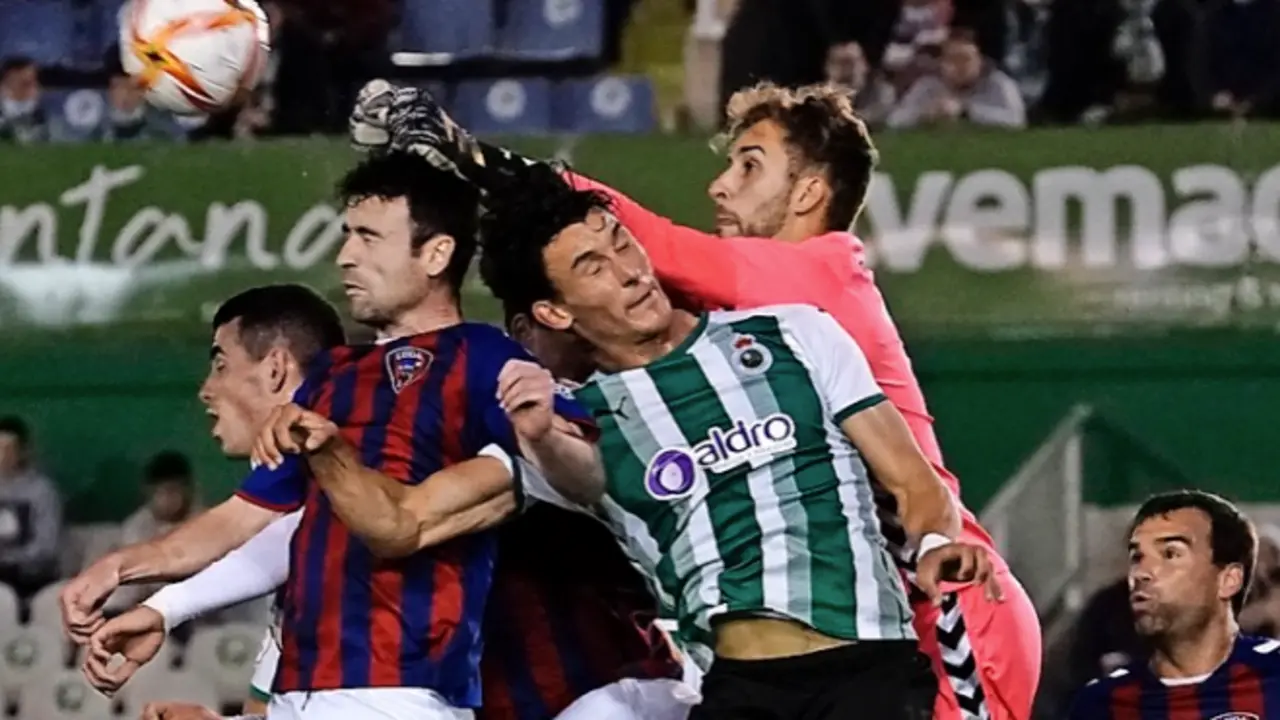 Juan Guti&eacute;rrez, intentando cabecear un bal&oacute;n. / Hardy