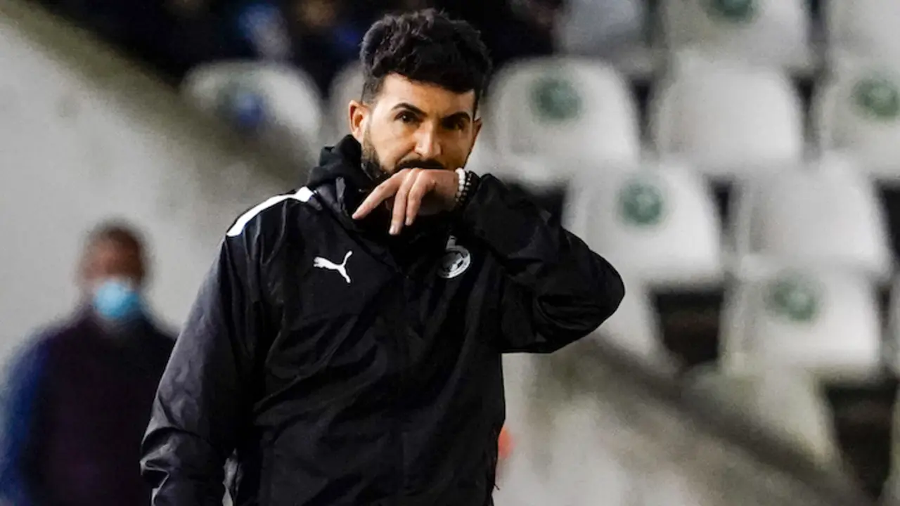 El entrenador del Racing, Fern&aacute;ndez Romo durante el partido contra el Leioa. / Hardy