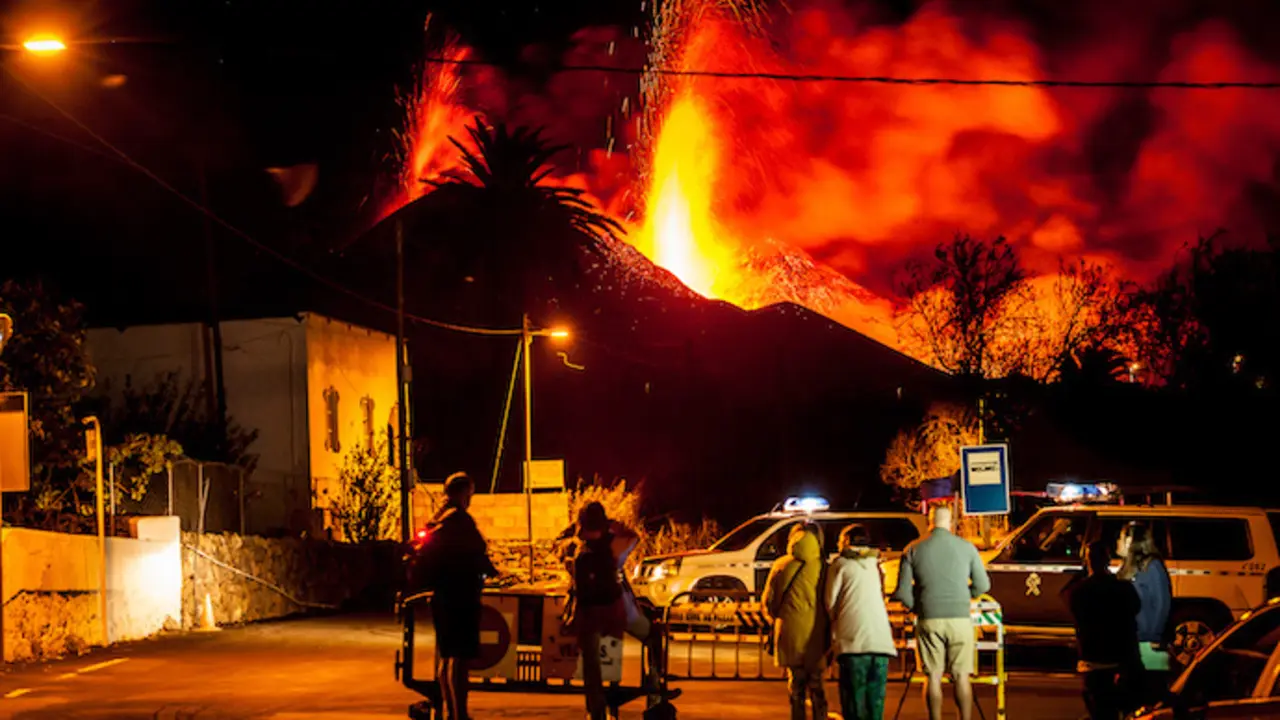 Un grupo de personas observa la colada de lava y piroclastos que salen del volc&aacute;n de Cumbre Vieja, a 28 de octubre de 2021, en La Palma, Santa Cruz de Tenerife, Canarias, (Espa&ntilde;a). La erupci&oacute;n de lava del volc&aacute;n de Cumbre Vieja cubre ya un total de 911,6 hect&aacute;reas y ha destruido 2.183 edificaciones. Adem&aacute;s, el pasado mi&eacute;rcoles se produjo una nueva ruptura del cono principal del volc&aacute;n y se mantuvo el flujo de lava hacia el oeste alimentando las coladas ya existentes. El volc&aacute;n de Cumbre Vieja de La Palma entr&oacute; el 19 de septiembre en erupci&oacute;n a las 15.20 hora canaria tras semanas de enjambres s&iacute;smicos y desde entonces no ha cesado su actividad.
28 OCTUBRE 2021;VOLCAN;LAVA;CUMBRE VIEJA;
Europa Press
28/10/2021