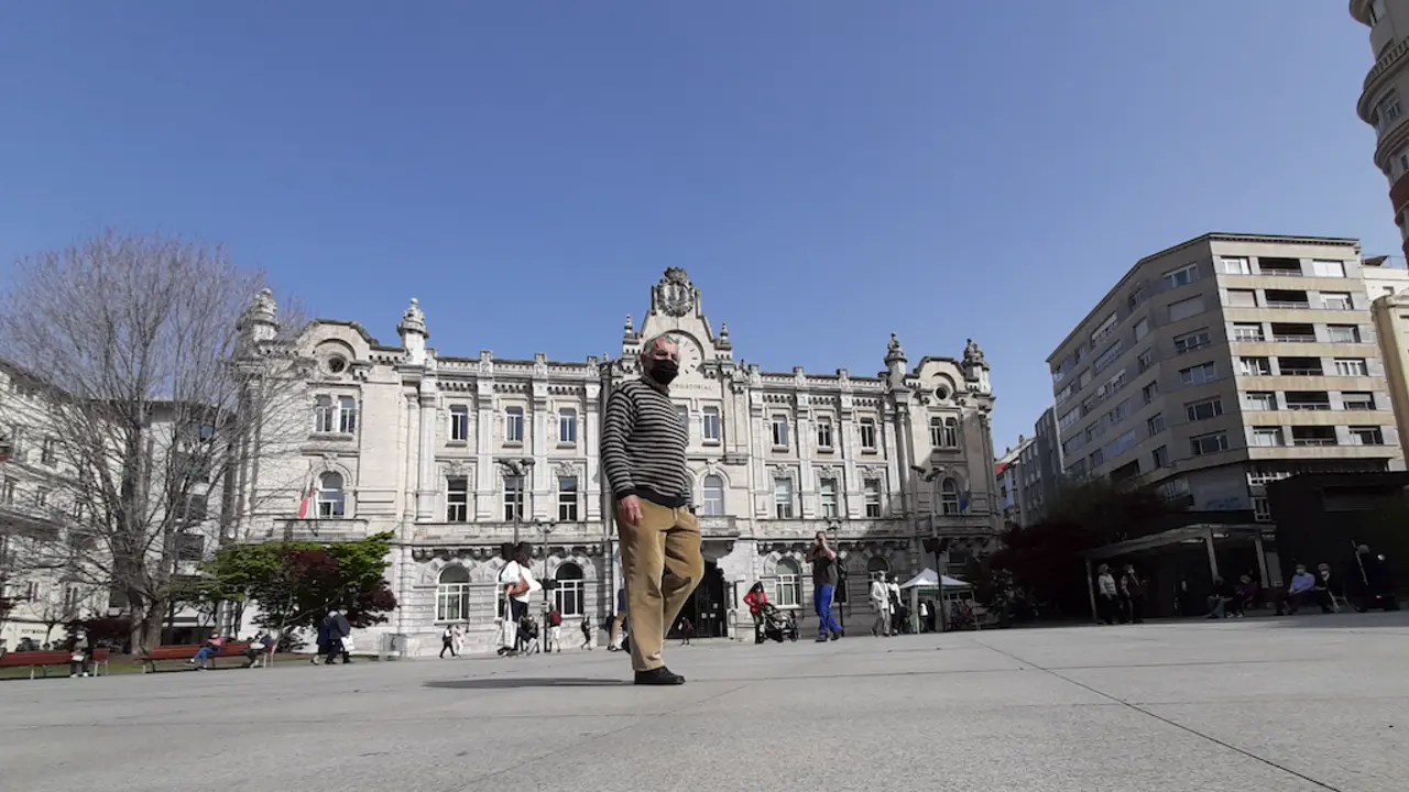 Una persona cruza la plaza del Ayuntamiento de Santander. / ALERTA